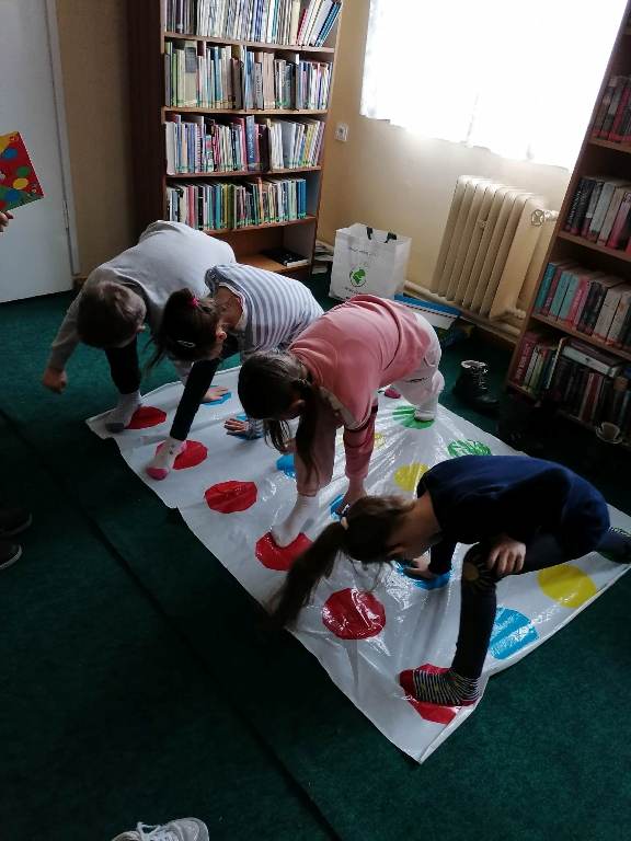 Uczestnicy zajęć podczas ferii w bibliotece w Sokolnikach